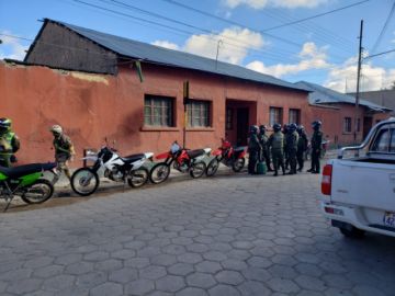 Desinfectaron desde camiones que llegaron de Chile, centros de salud, farmacias y otras oficinas. FOTO UNIDAD DE SALUD AMBIENTAL