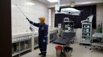 Desinfectaron desde camiones que llegaron de Chile, centros de salud, farmacias y otras oficinas. FOTO UNIDAD DE SALUD AMBIENTAL