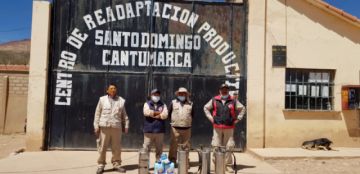 Desinfectaron desde camiones que llegaron de Chile, centros de salud, farmacias y otras oficinas. FOTO UNIDAD DE SALUD AMBIENTAL