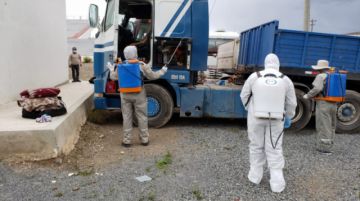 Desinfectaron desde camiones que llegaron de Chile, centros de salud, farmacias y otras oficinas. FOTO UNIDAD DE SALUD AMBIENTAL