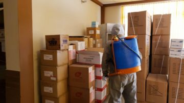 Desinfectaron desde camiones que llegaron de Chile, centros de salud, farmacias y otras oficinas. FOTO UNIDAD DE SALUD AMBIENTAL