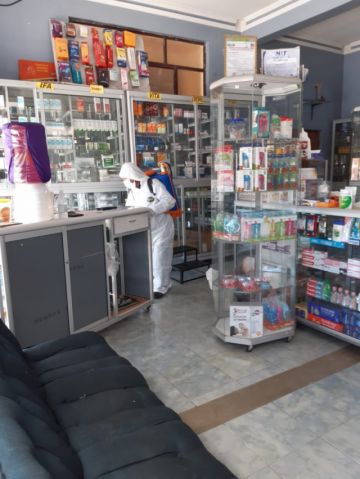 Desinfectaron desde camiones que llegaron de Chile, centros de salud, farmacias y otras oficinas. FOTO UNIDAD DE SALUD AMBIENTAL