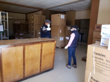 Desinfectaron desde camiones que llegaron de Chile, centros de salud, farmacias y otras oficinas. FOTO UNIDAD DE SALUD AMBIENTAL