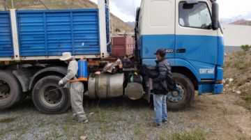 Desinfectaron desde camiones que llegaron de Chile, centros de salud, farmacias y otras oficinas. FOTO UNIDAD DE SALUD AMBIENTAL