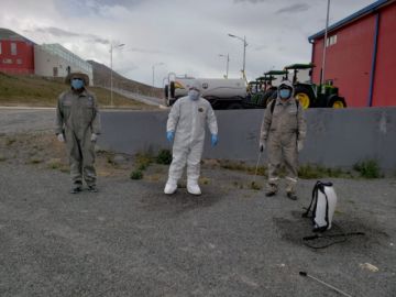 Desinfectaron desde camiones que llegaron de Chile, centros de salud, farmacias y otras oficinas. FOTO UNIDAD DE SALUD AMBIENTAL