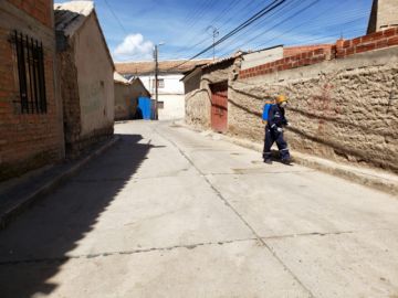 Desinfectaron desde camiones que llegaron de Chile, centros de salud, farmacias y otras oficinas. FOTO UNIDAD DE SALUD AMBIENTAL