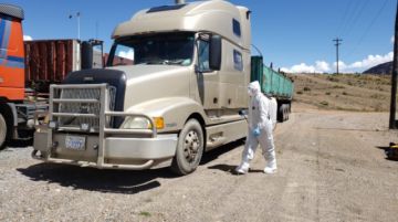 Desinfectaron desde camiones que llegaron de Chile, centros de salud, farmacias y otras oficinas. FOTO UNIDAD DE SALUD AMBIENTAL