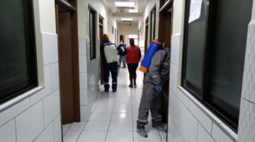 Desinfectaron desde camiones que llegaron de Chile, centros de salud, farmacias y otras oficinas. FOTO UNIDAD DE SALUD AMBIENTAL