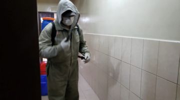 Desinfectaron desde camiones que llegaron de Chile, centros de salud, farmacias y otras oficinas. FOTO UNIDAD DE SALUD AMBIENTAL