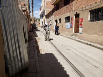 Desinfectaron desde camiones que llegaron de Chile, centros de salud, farmacias y otras oficinas. FOTO UNIDAD DE SALUD AMBIENTAL