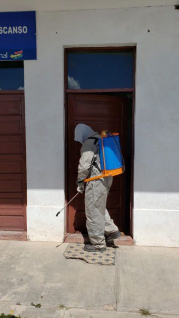 Desinfectaron desde camiones que llegaron de Chile, centros de salud, farmacias y otras oficinas. FOTO UNIDAD DE SALUD AMBIENTAL