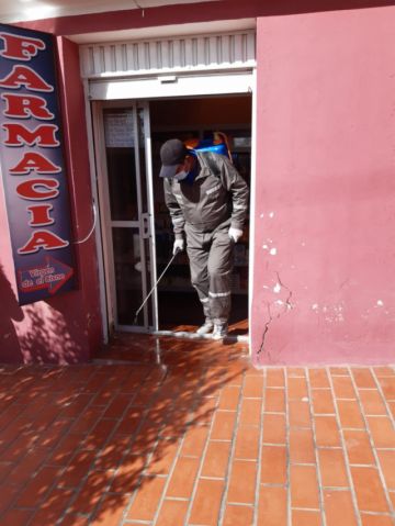 Desinfectaron desde camiones que llegaron de Chile, centros de salud, farmacias y otras oficinas. FOTO UNIDAD DE SALUD AMBIENTAL