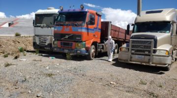 Desinfectaron desde camiones que llegaron de Chile, centros de salud, farmacias y otras oficinas. FOTO UNIDAD DE SALUD AMBIENTAL