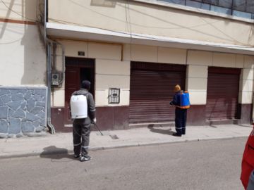 Desinfectaron desde camiones que llegaron de Chile, centros de salud, farmacias y otras oficinas. FOTO UNIDAD DE SALUD AMBIENTAL