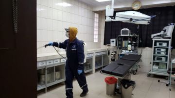 Desinfectaron desde camiones que llegaron de Chile, centros de salud, farmacias y otras oficinas. FOTO UNIDAD DE SALUD AMBIENTAL