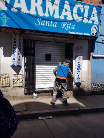 Desinfectaron desde camiones que llegaron de Chile, centros de salud, farmacias y otras oficinas. FOTO UNIDAD DE SALUD AMBIENTAL