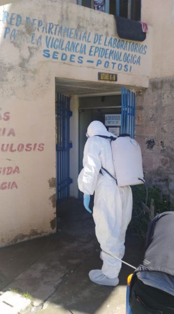 Desinfectaron desde camiones que llegaron de Chile, centros de salud, farmacias y otras oficinas. FOTO UNIDAD DE SALUD AMBIENTAL