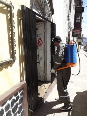 Desinfectaron desde camiones que llegaron de Chile, centros de salud, farmacias y otras oficinas. FOTO UNIDAD DE SALUD AMBIENTAL