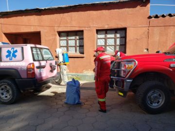 Desinfectaron desde camiones que llegaron de Chile, centros de salud, farmacias y otras oficinas. FOTO UNIDAD DE SALUD AMBIENTAL
