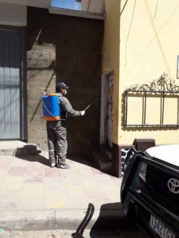 Desinfectaron desde camiones que llegaron de Chile, centros de salud, farmacias y otras oficinas. FOTO UNIDAD DE SALUD AMBIENTAL