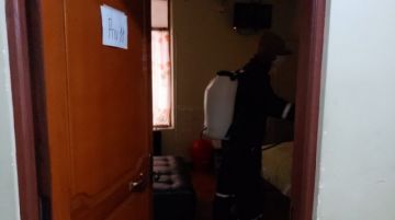Desinfectaron desde camiones que llegaron de Chile, centros de salud, farmacias y otras oficinas. FOTO UNIDAD DE SALUD AMBIENTAL
