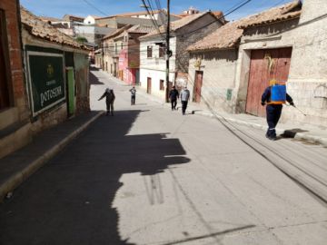 Desinfectaron desde camiones que llegaron de Chile, centros de salud, farmacias y otras oficinas. FOTO UNIDAD DE SALUD AMBIENTAL