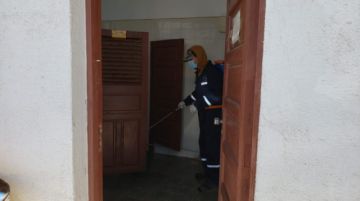 Desinfectaron desde camiones que llegaron de Chile, centros de salud, farmacias y otras oficinas. FOTO UNIDAD DE SALUD AMBIENTAL