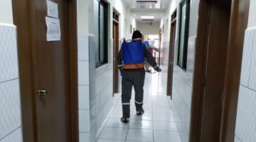 Desinfectaron desde camiones que llegaron de Chile, centros de salud, farmacias y otras oficinas. FOTO UNIDAD DE SALUD AMBIENTAL