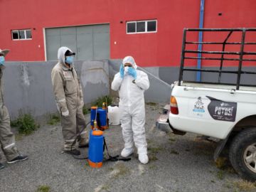 Desinfectaron desde camiones que llegaron de Chile, centros de salud, farmacias y otras oficinas. FOTO UNIDAD DE SALUD AMBIENTAL