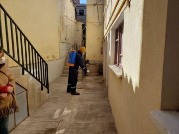Desinfectaron desde camiones que llegaron de Chile, centros de salud, farmacias y otras oficinas. FOTO UNIDAD DE SALUD AMBIENTAL