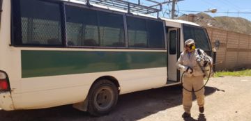 Desinfectaron desde camiones que llegaron de Chile, centros de salud, farmacias y otras oficinas. FOTO UNIDAD DE SALUD AMBIENTAL