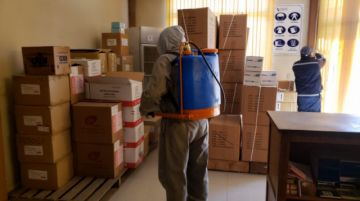 Desinfectaron desde camiones que llegaron de Chile, centros de salud, farmacias y otras oficinas. FOTO UNIDAD DE SALUD AMBIENTAL