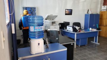 Desinfectaron desde camiones que llegaron de Chile, centros de salud, farmacias y otras oficinas. FOTO UNIDAD DE SALUD AMBIENTAL