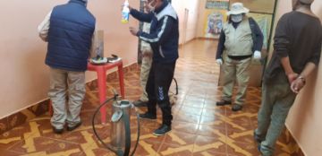 Desinfectaron desde camiones que llegaron de Chile, centros de salud, farmacias y otras oficinas. FOTO UNIDAD DE SALUD AMBIENTAL