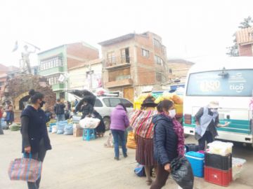 Los productos se ofrecen en el mercado de la zona alta.