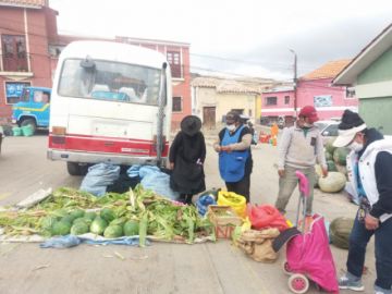Los productos se ofrecen en el mercado de la zona alta.