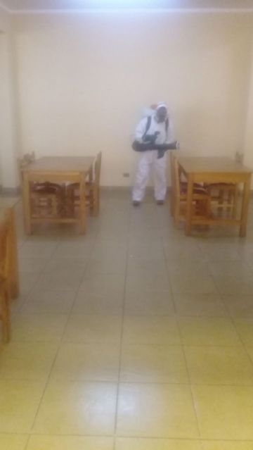 Con la desinfección y otras medidas sanitarias buscan cuidar la salud de los adultos mayores. FOTO: SEDEGES
