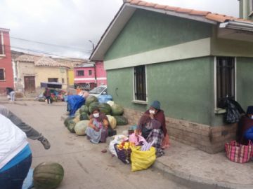 Los productos se ofrecen en el mercado de la zona alta.
