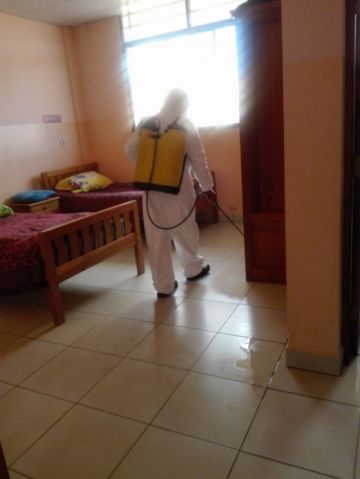 Con la desinfección y otras medidas sanitarias buscan cuidar la salud de los adultos mayores. FOTO: SEDEGES