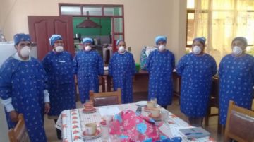 Con la desinfección y otras medidas sanitarias buscan cuidar la salud de los adultos mayores. FOTO: SEDEGES