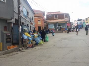 Los productos se ofrecen en el mercado de la zona alta.