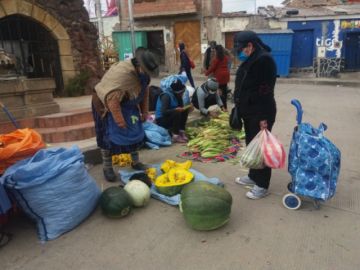 Los productos se ofrecen en el mercado de la zona alta.