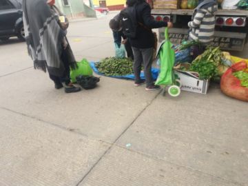 Los productos se ofrecen en el mercado de la zona alta.