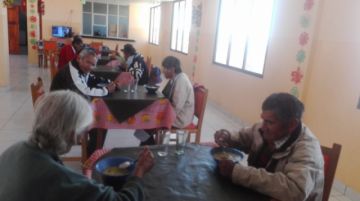 Adultos mayores en el centro de Villazón, a la hora de almuerzo. FOTO: SEDEGES