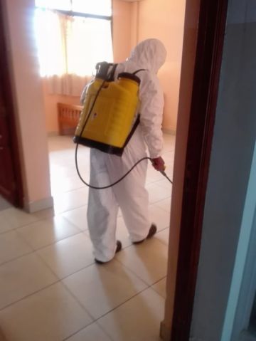 Con la desinfección y otras medidas sanitarias buscan cuidar la salud de los adultos mayores. FOTO: SEDEGES