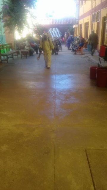 Con la desinfección y otras medidas sanitarias buscan cuidar la salud de los adultos mayores. FOTO: SEDEGES