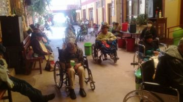 Con la desinfección y otras medidas sanitarias buscan cuidar la salud de los adultos mayores. FOTO: SEDEGES
