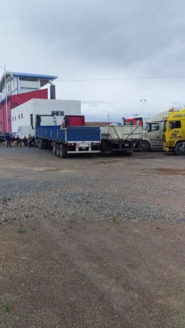 Desinfectaron los vehículos que llegaron de Chile.  FOTO: SEDEGES