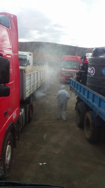 Desinfectaron los vehículos que llegaron de Chile.  FOTO: SEDEGES