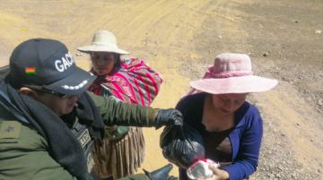 Para llegar al lugar, pasaron un río y caminaron hasta llegar al hogar de los que necesitaban alimentos. FOTO GACIP